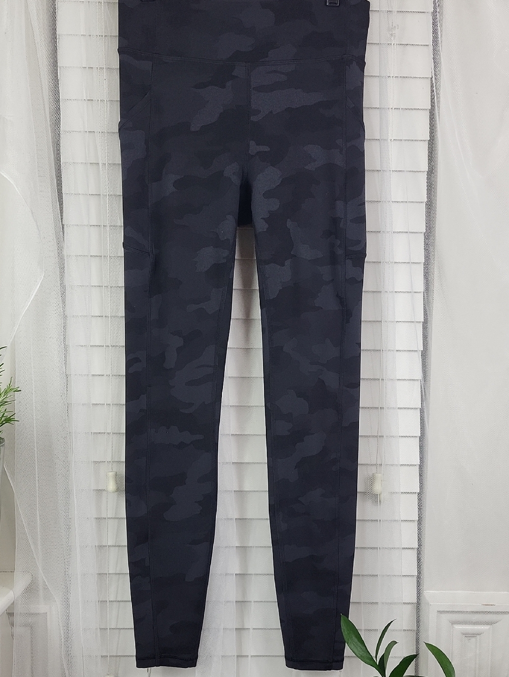 Lululemon athletica‎ Dark Charcoal Camo Leggings. Size 8